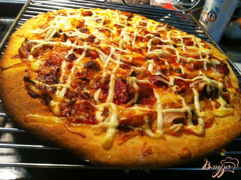 Фото приготовление рецепта: Пицца с рыбой (скумбрией в томатной соусе) шаг №6