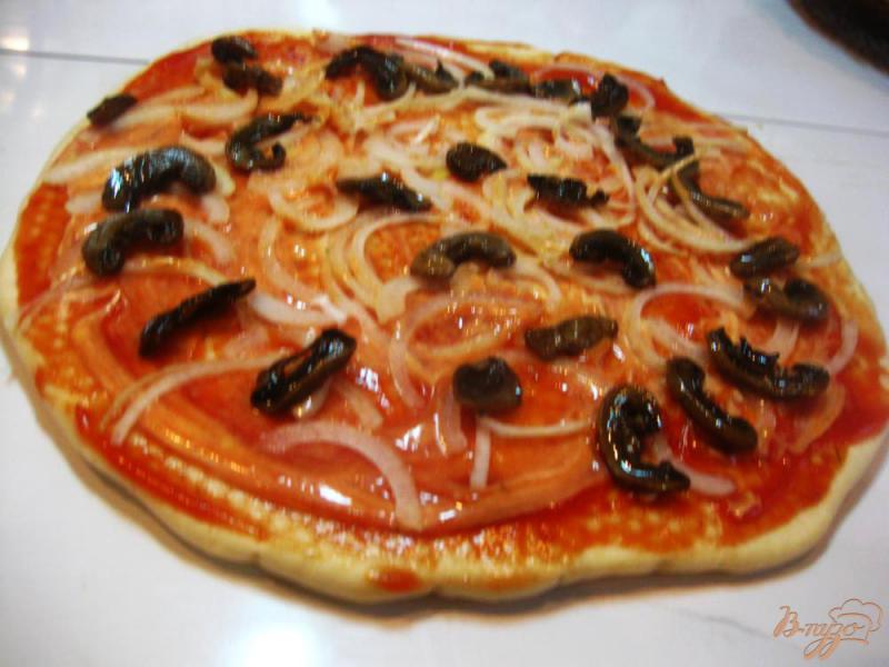 Фото приготовление рецепта: Пицца с колбасками салями шаг №8