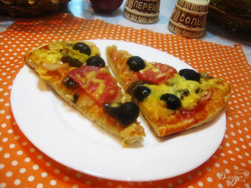 Фото приготовление рецепта: Пицца с колбасками салями шаг №12