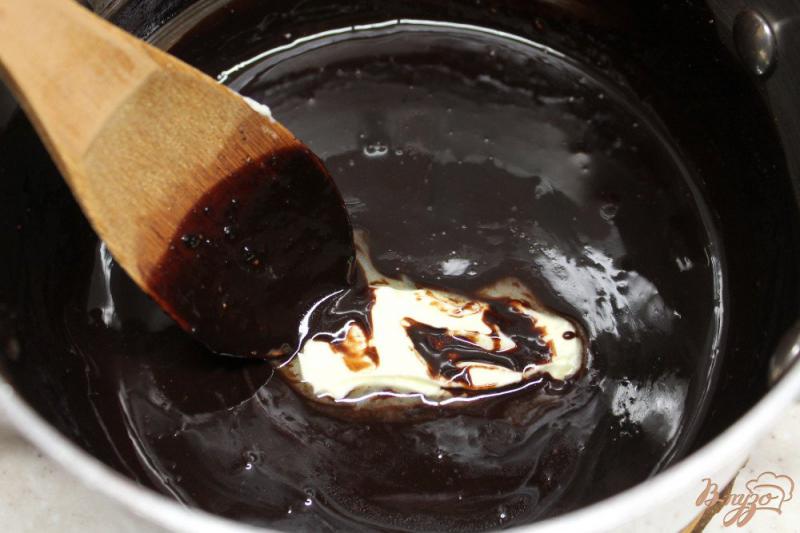 Фото приготовление рецепта: Сырники на желтках политые пряной шоколадной глазурью шаг №5