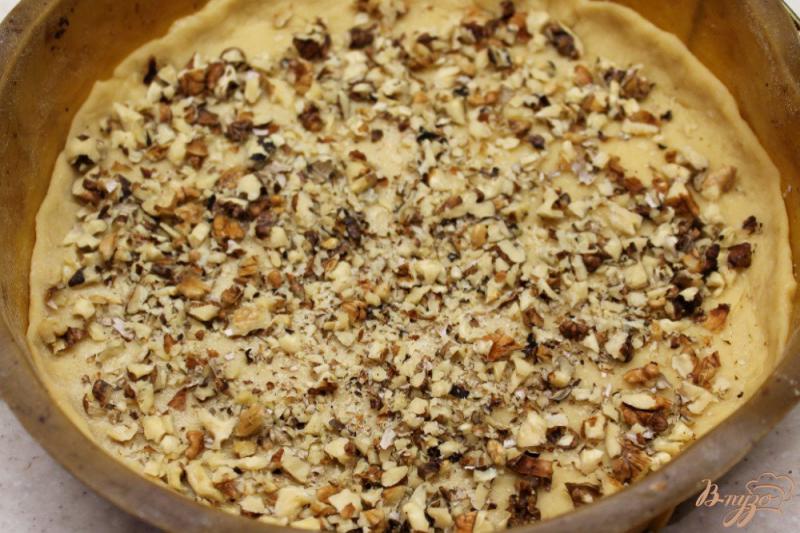 Фото приготовление рецепта: Пирог с черной смородиной и грецкими орехами шаг №5