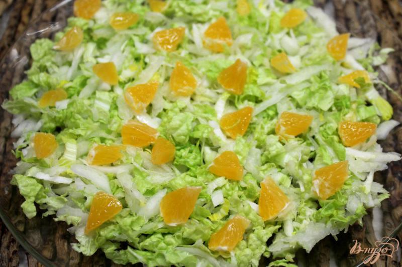 Фото приготовление рецепта: Салат из пекинской капусты с мандарином и сыром шаг №2