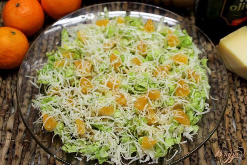 Фото приготовление рецепта: Салат из пекинской капусты с мандарином и сыром шаг №5