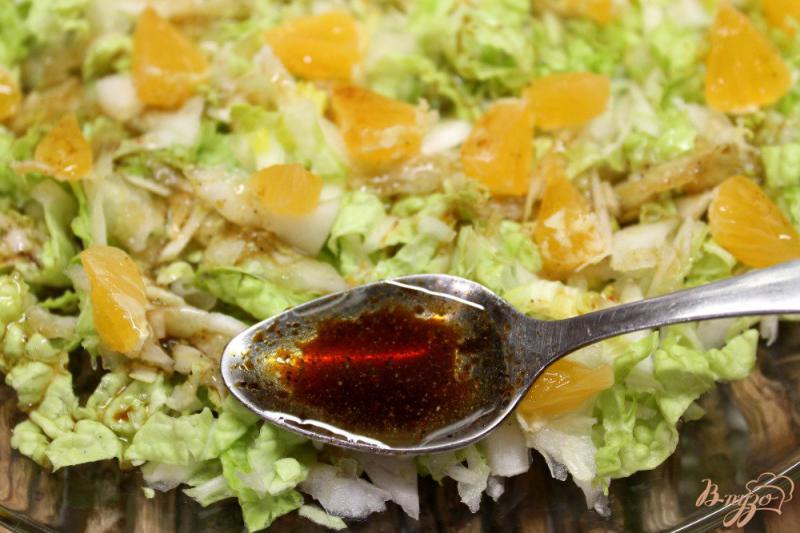 Фото приготовление рецепта: Салат из пекинской капусты с мандарином и сыром шаг №4