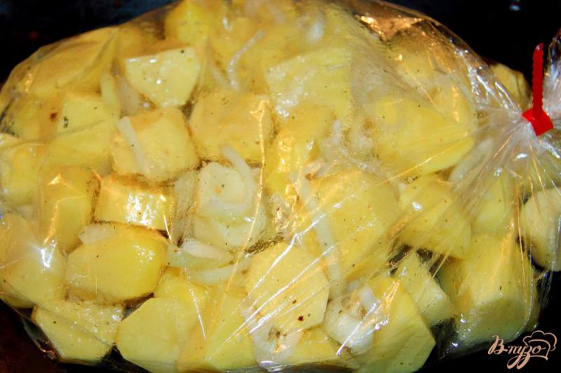 Фото приготовление рецепта: Картофель с луком, чесноком и специями в рукаве шаг №4