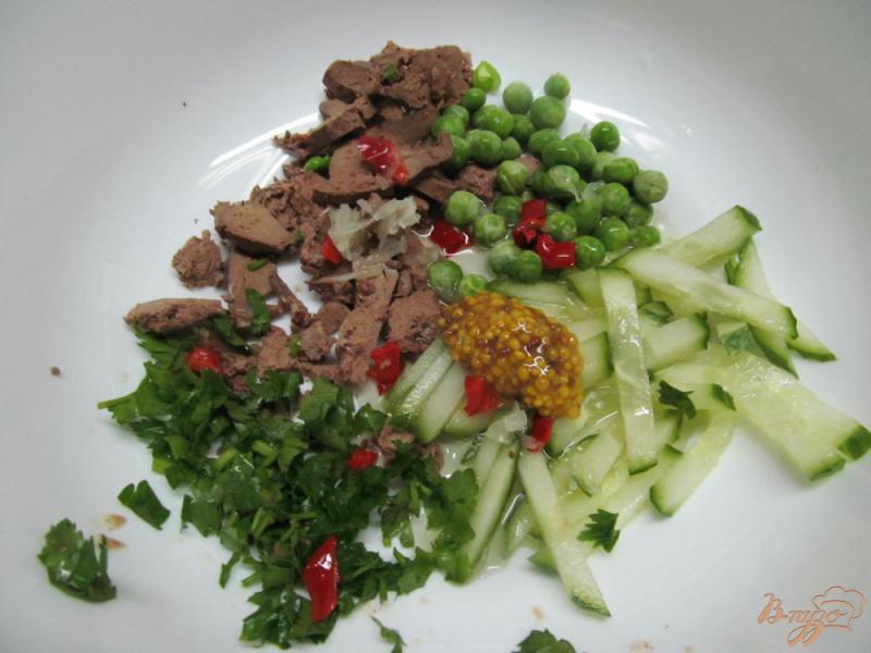 Фото приготовление рецепта: Салат из куриной печени с огурцом шаг №4