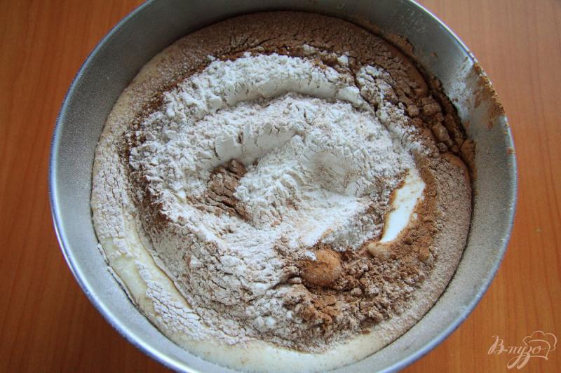 Фото приготовление рецепта: Шоколадный торт с M&M’s шаг №4
