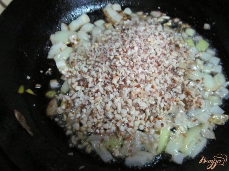 Фото приготовление рецепта: Куриные окорочка в ореховом соусе шаг №4