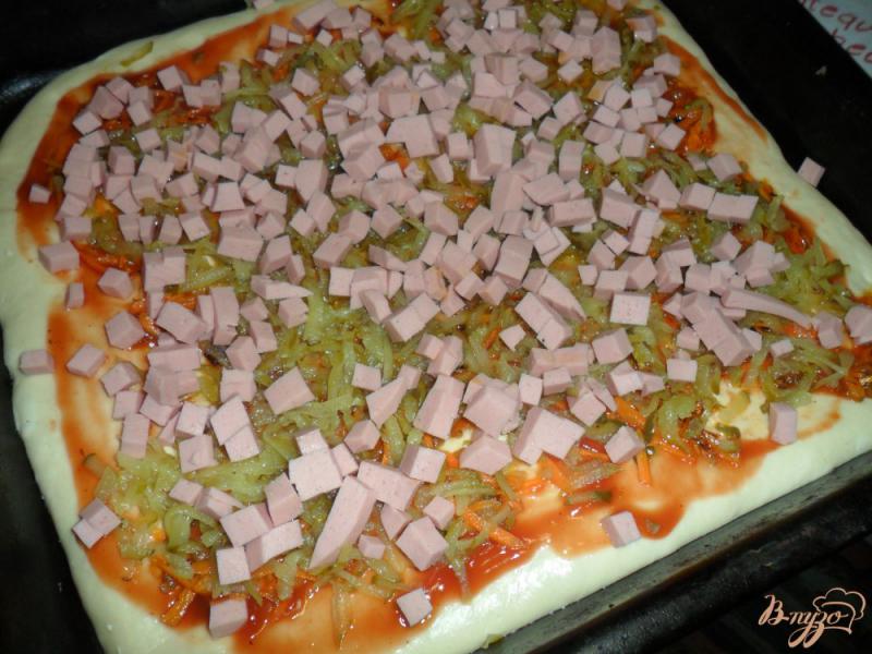 Фото приготовление рецепта: Пицца с огурцами шаг №7