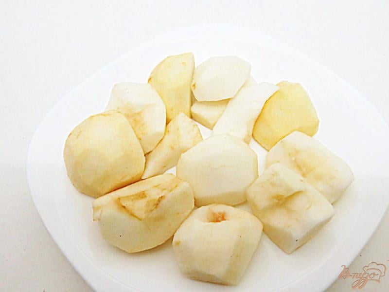 Фото приготовление рецепта: Пышные оладьи с дрожжами и на воде с яблоками. шаг №3