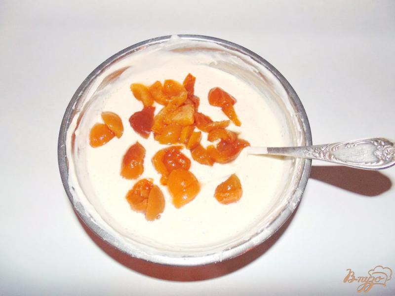 Фото приготовление рецепта: Оладьи с абрикосами шаг №3