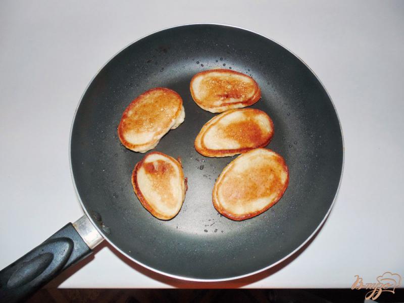 Фото приготовление рецепта: Оладьи с абрикосами шаг №4