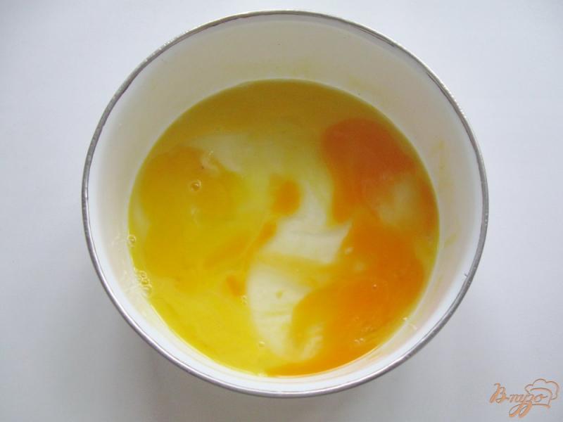 Фото приготовление рецепта: Закуска из омлета с красной икрой шаг №5