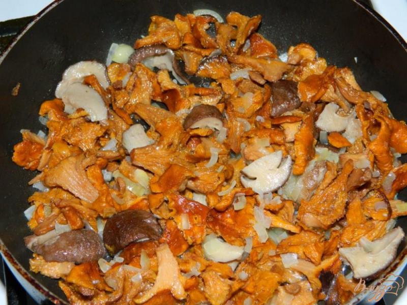 Фото приготовление рецепта: Рыба запеченая с грибами и помидорами шаг №3
