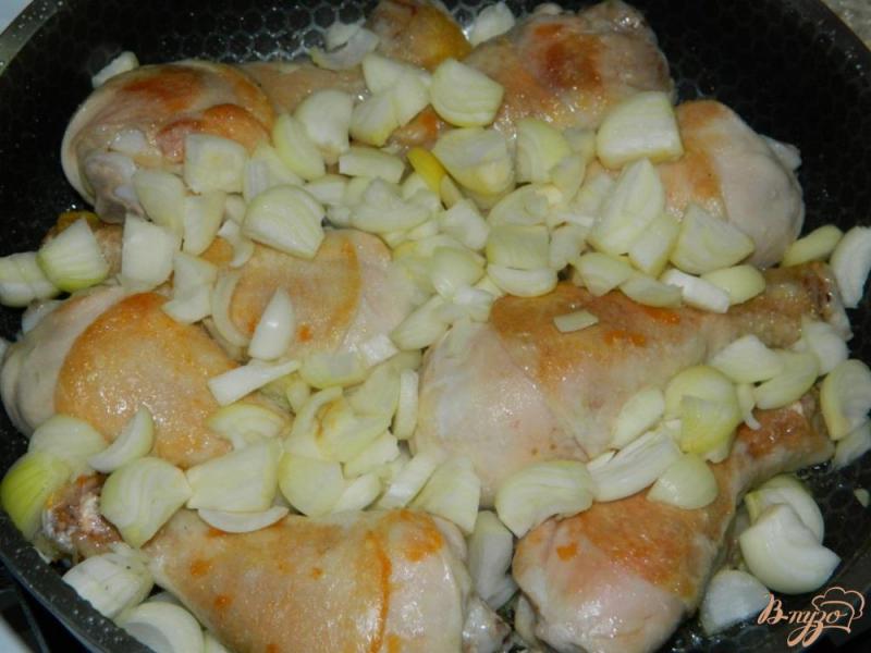 Фото приготовление рецепта: Куриные голень в луково-томатном соусе шаг №4