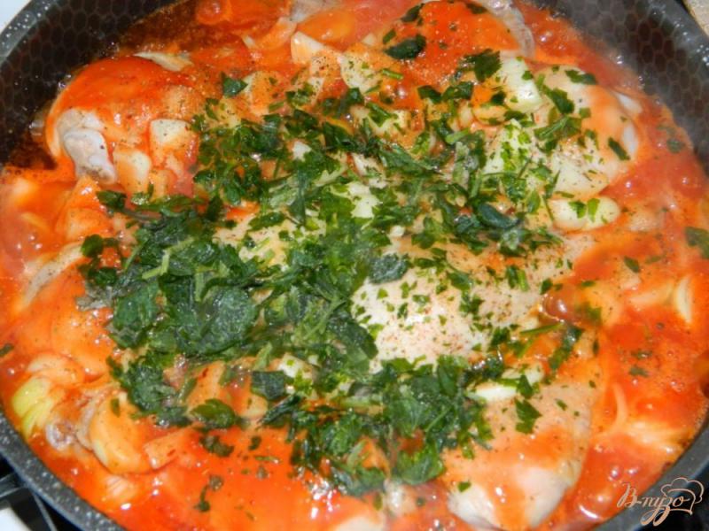 Фото приготовление рецепта: Куриные голень в луково-томатном соусе шаг №6