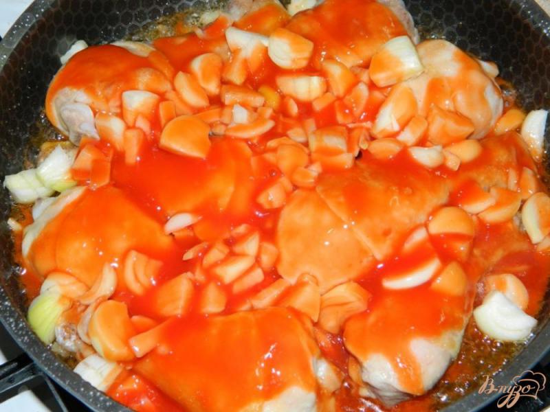 Фото приготовление рецепта: Куриные голень в луково-томатном соусе шаг №5