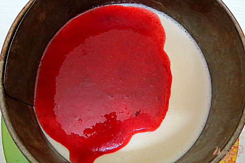 Фото приготовление рецепта: Десерт сметанно-ягодный  (без выпечки) шаг №6