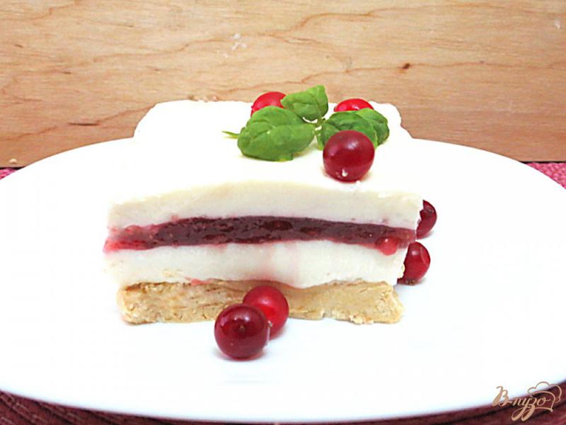 Фото приготовление рецепта: Десерт сметанно-ягодный  (без выпечки) шаг №7