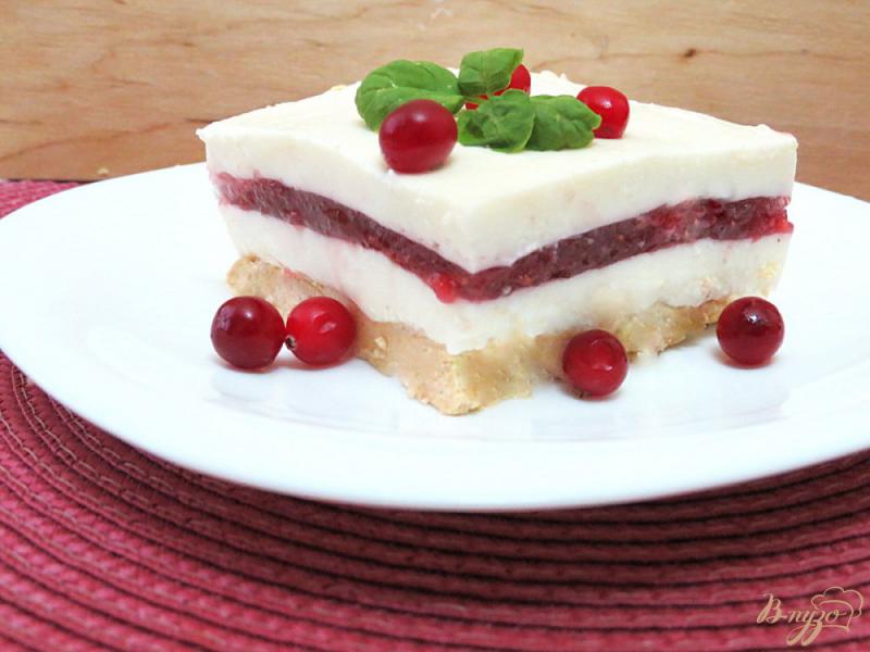 Фото приготовление рецепта: Десерт сметанно-ягодный  (без выпечки) шаг №8