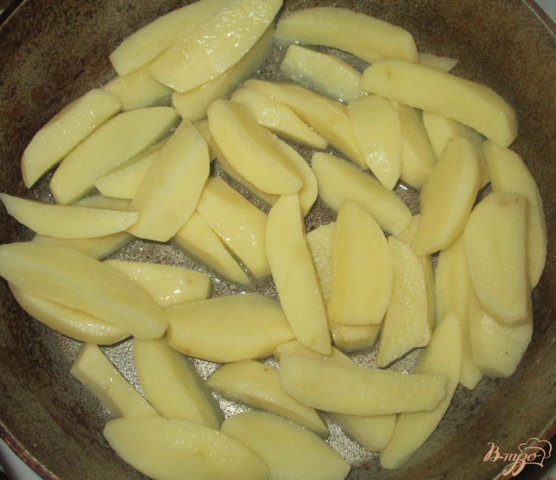 Фото приготовление рецепта: Тушеная картошка с грибами шаг №3