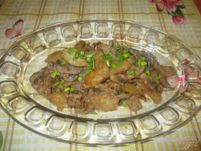 Фото приготовление рецепта: Тушеная картошка с грибами шаг №6