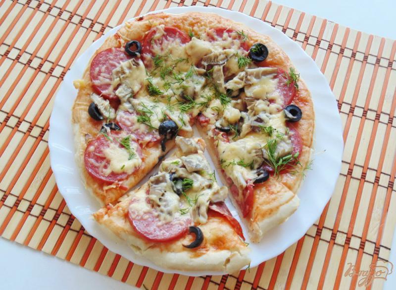 Фото приготовление рецепта: Пицца с салями и маринованными грибами шаг №10