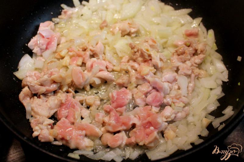 Фото приготовление рецепта: Слойки с курицей, баклажаном и плавленым сыром шаг №1