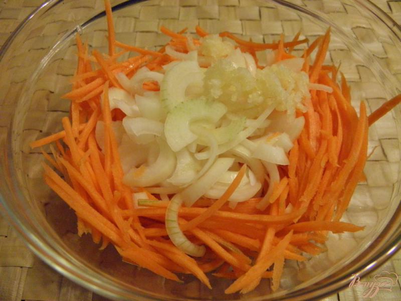 Фото приготовление рецепта: Маринованные синенькие с морковкой шаг №2