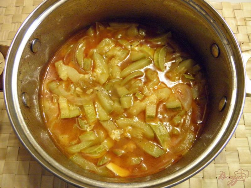 Фото приготовление рецепта: Тушенные кабачки в кетчупе шаг №5