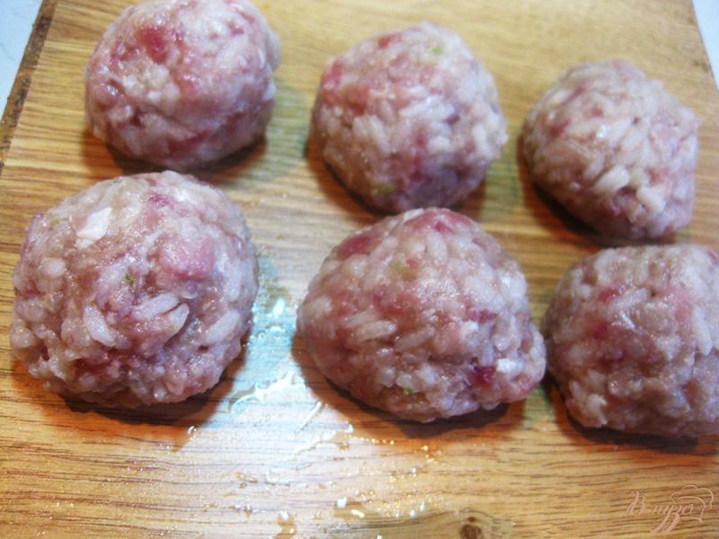 Фото приготовление рецепта: Тефтели из свинины и говядины в томатной заливке с овощами шаг №3