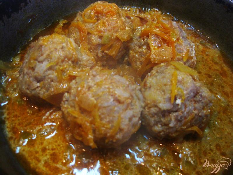 Фото приготовление рецепта: Тефтели из свинины и говядины в томатной заливке с овощами шаг №9