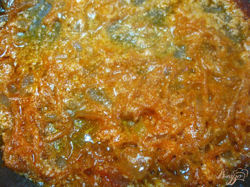 Фото приготовление рецепта: Тефтели из свинины и говядины в томатной заливке с овощами шаг №7