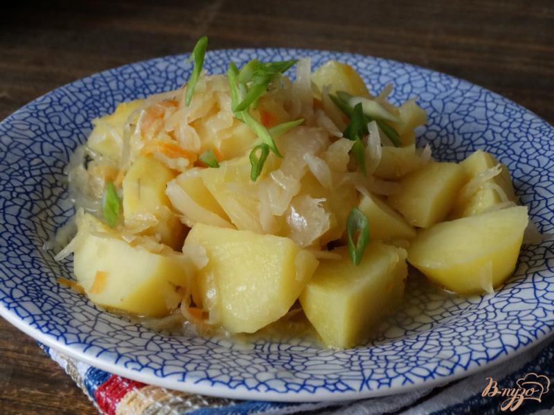 Фото приготовление рецепта: Рагу из картофеля и квашеной капусты шаг №5