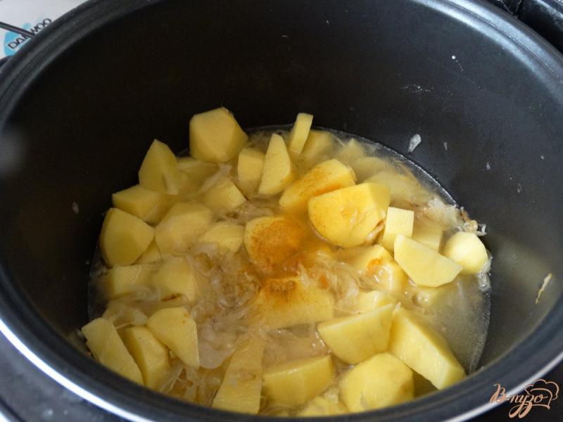 Фото приготовление рецепта: Рагу из картофеля и квашеной капусты шаг №3