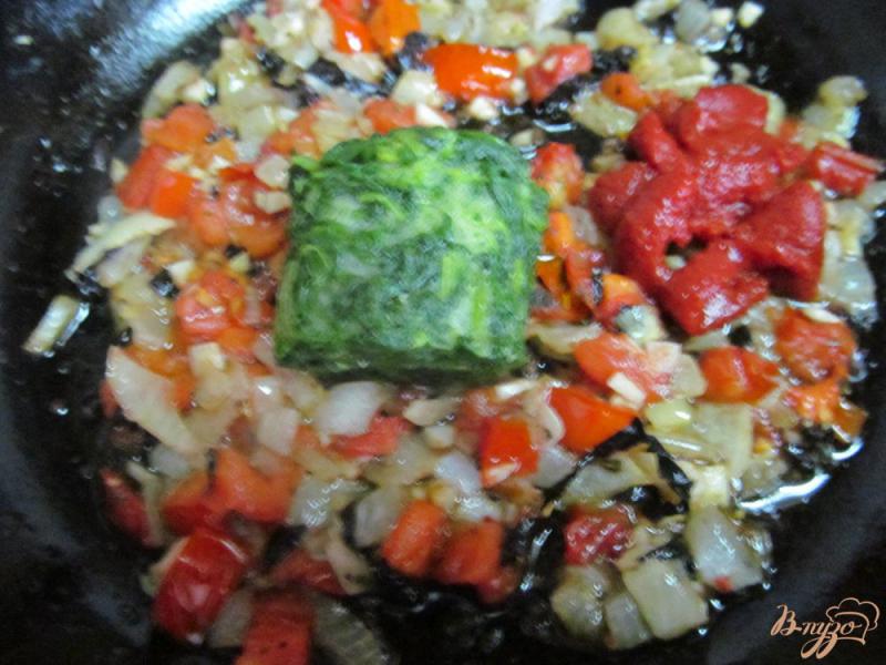 Фото приготовление рецепта: Макароны с томатом и сливочным сыром шаг №4