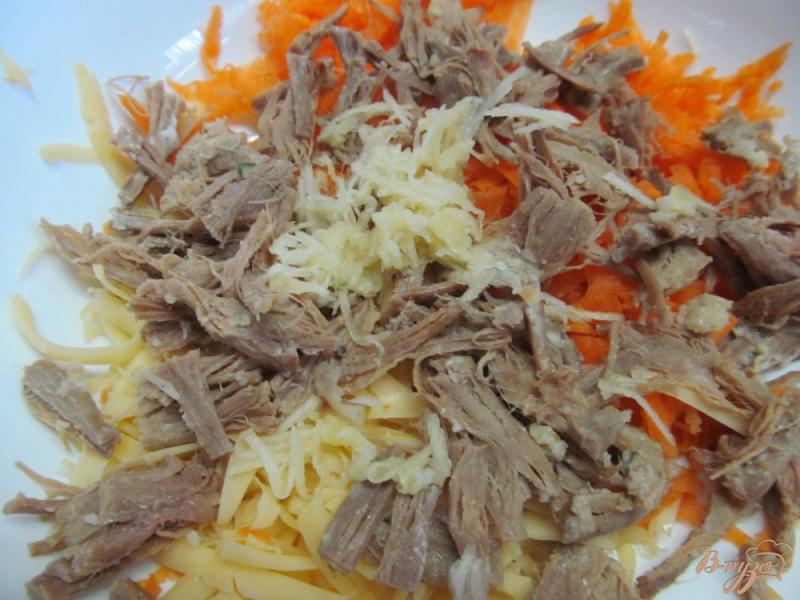 Фото приготовление рецепта: Салат из говядины с морковью и сыром шаг №2