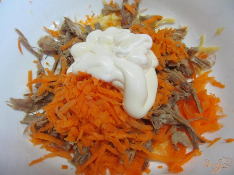 Фото приготовление рецепта: Салат из говядины с морковью и сыром шаг №3
