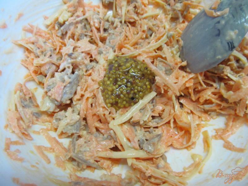 Фото приготовление рецепта: Салат из говядины с морковью и сыром шаг №4