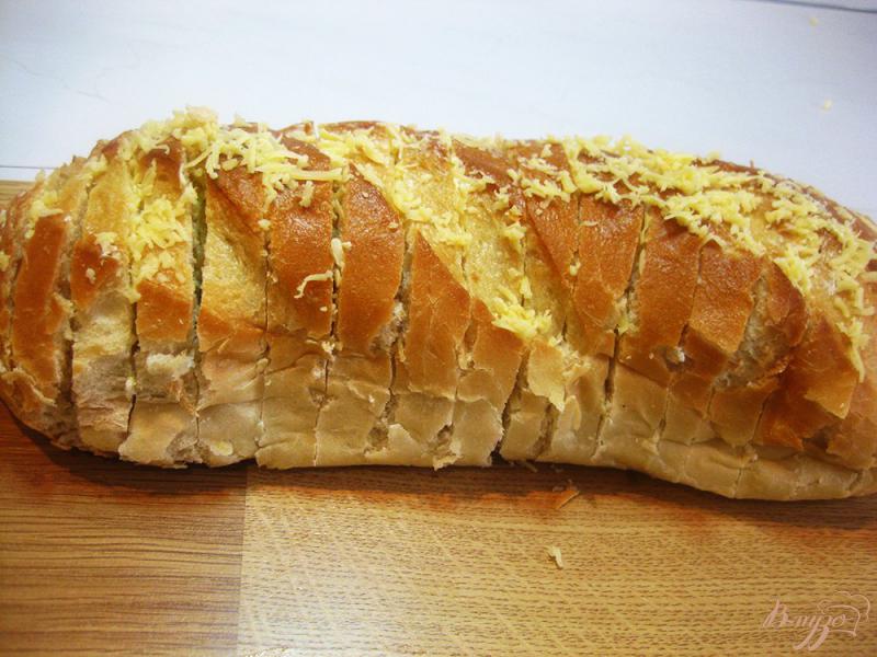 Фото приготовление рецепта: Батон запеченный с сыром шаг №3