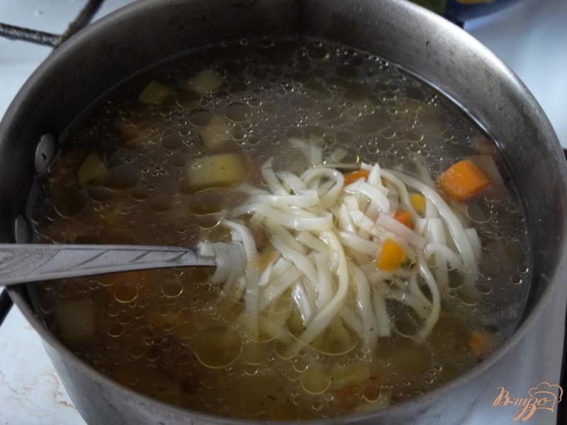 Фото приготовление рецепта: Суп с мексиканской смесью, грибами и яичной лапшой шаг №4