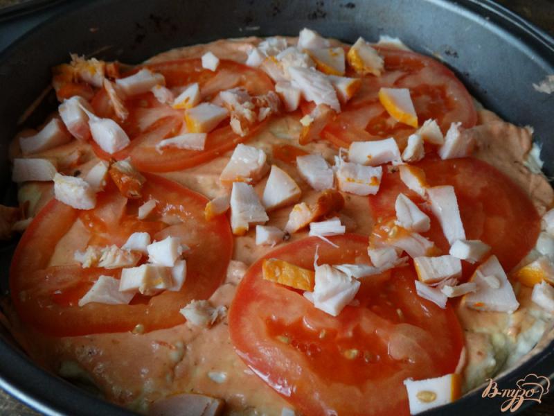 Фото приготовление рецепта: Пицца с отварной и копченой куриной грудкой шаг №4