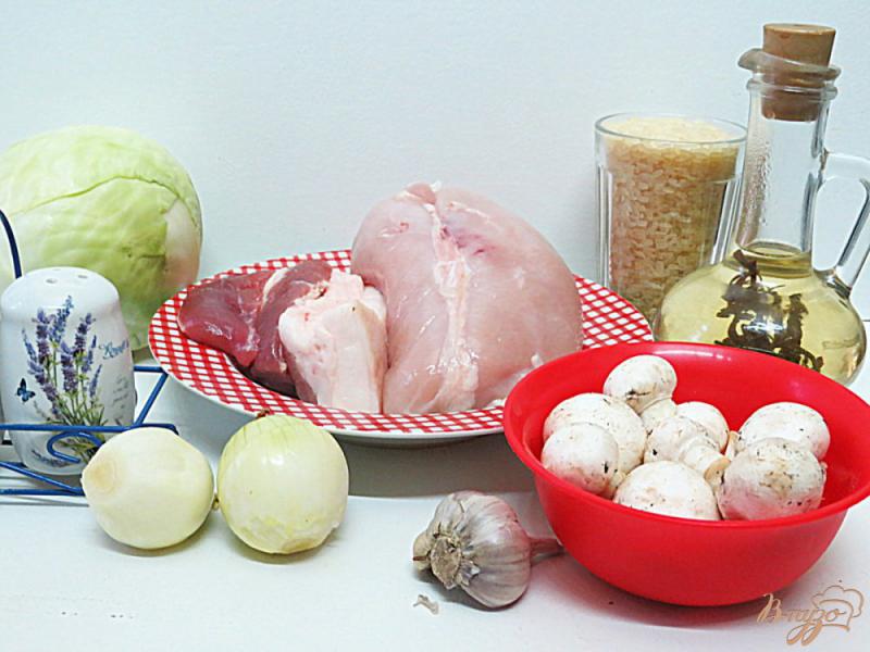 Фото приготовление рецепта: Запеканка с курицей, беконом, капустой и грибами шаг №1