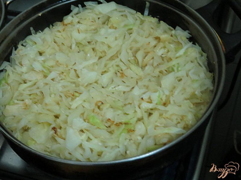 Фото приготовление рецепта: Запеканка с курицей, беконом, капустой и грибами шаг №9