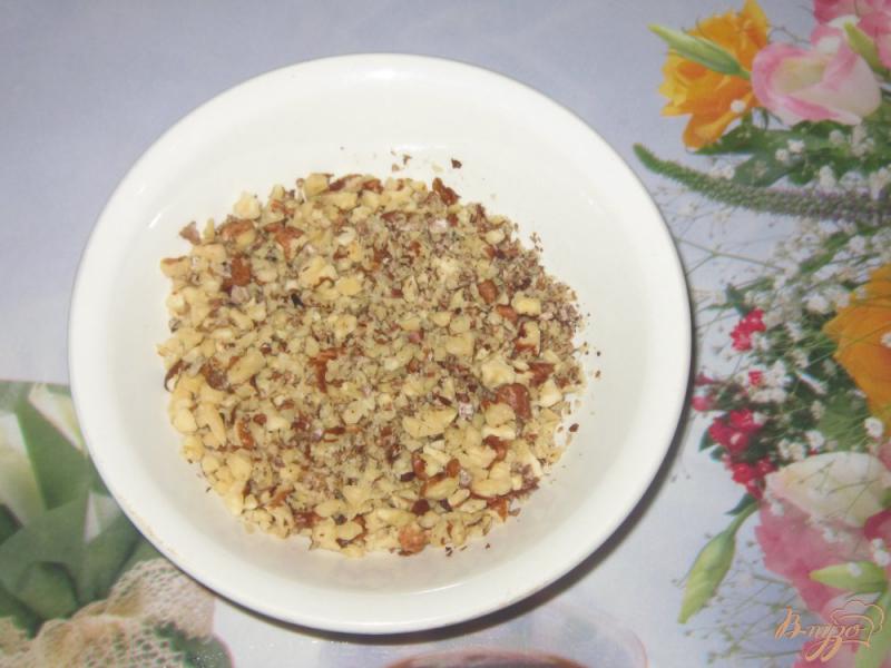 Фото приготовление рецепта: Бисквитные конфеты с грецкими орехами и сгущенкой шаг №4