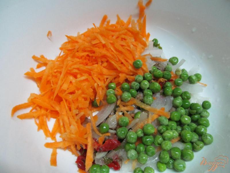 Фото приготовление рецепта: Морковный салат с маринованными грибами шаг №2