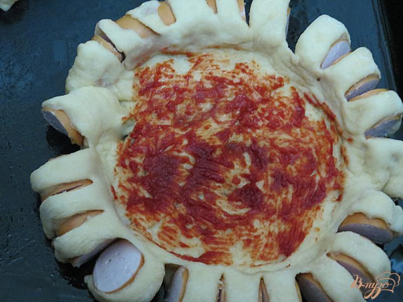 Фото приготовление рецепта: Пицца порционная (мини) шаг №12