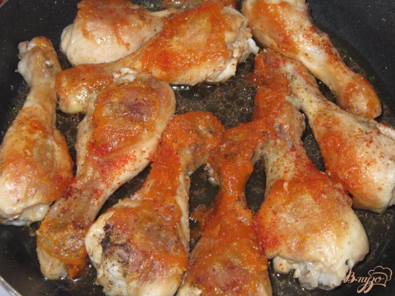 Фото приготовление рецепта: Жареные куриные голени шаг №4
