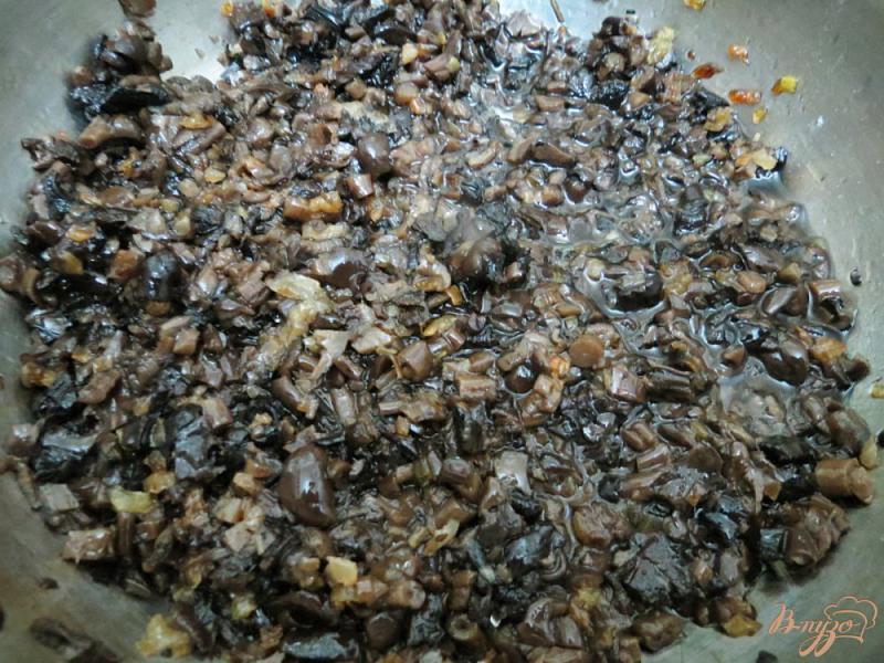 Фото приготовление рецепта: Красный борщ с фасолью и грибами шаг №3