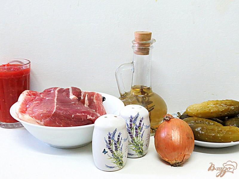 Фото приготовление рецепта: Свинина с солёными огурцами и томатом шаг №1